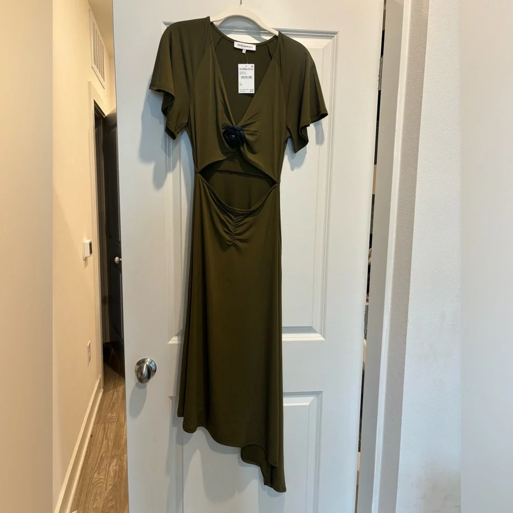 Small weworewhat army green dress with black rose appliqué - Picture 2 of 4